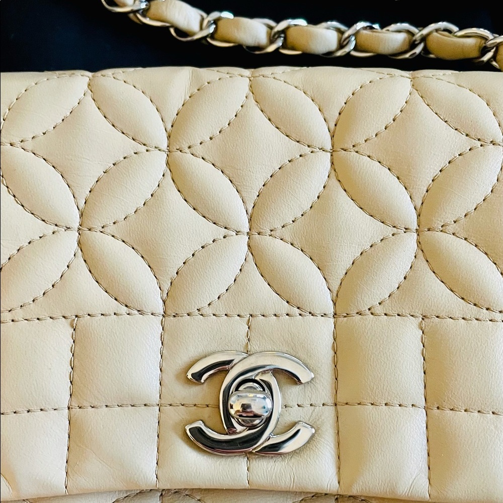 ❌❌SOLD❌❌CHANEL Beige Vintage Choco Bar Small Flap Bag Silver Full Set - Picture 8 of 16